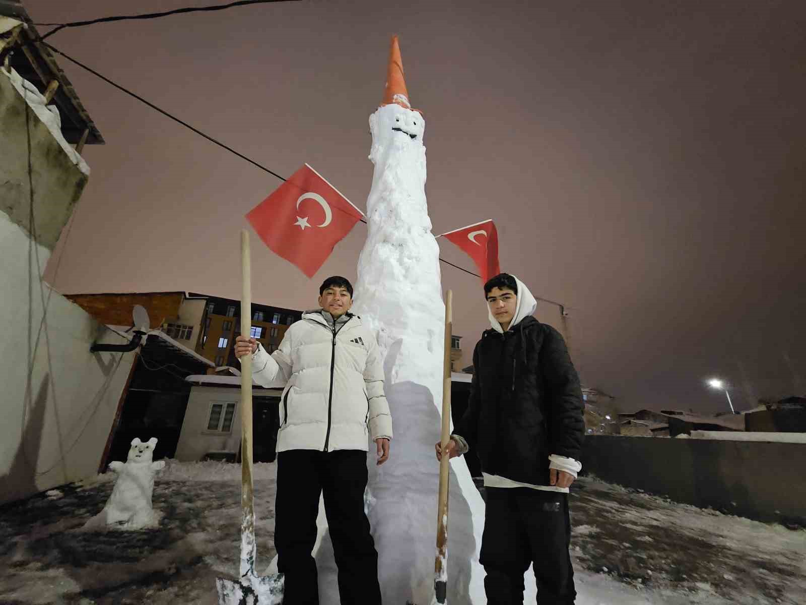 Elazığ’da dev kardan adam görenleri hayrete düşürdü
