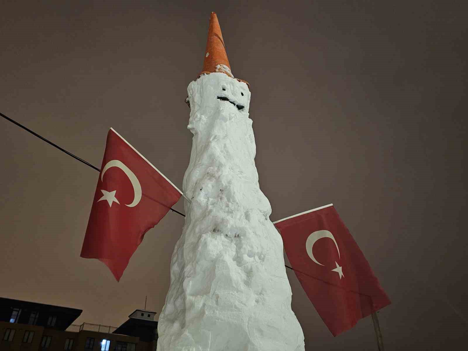 Elazığ’da dev kardan adam görenleri hayrete düşürdü
