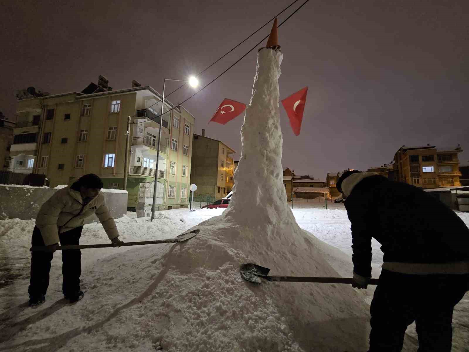 Elazığ’da dev kardan adam görenleri hayrete düşürdü
