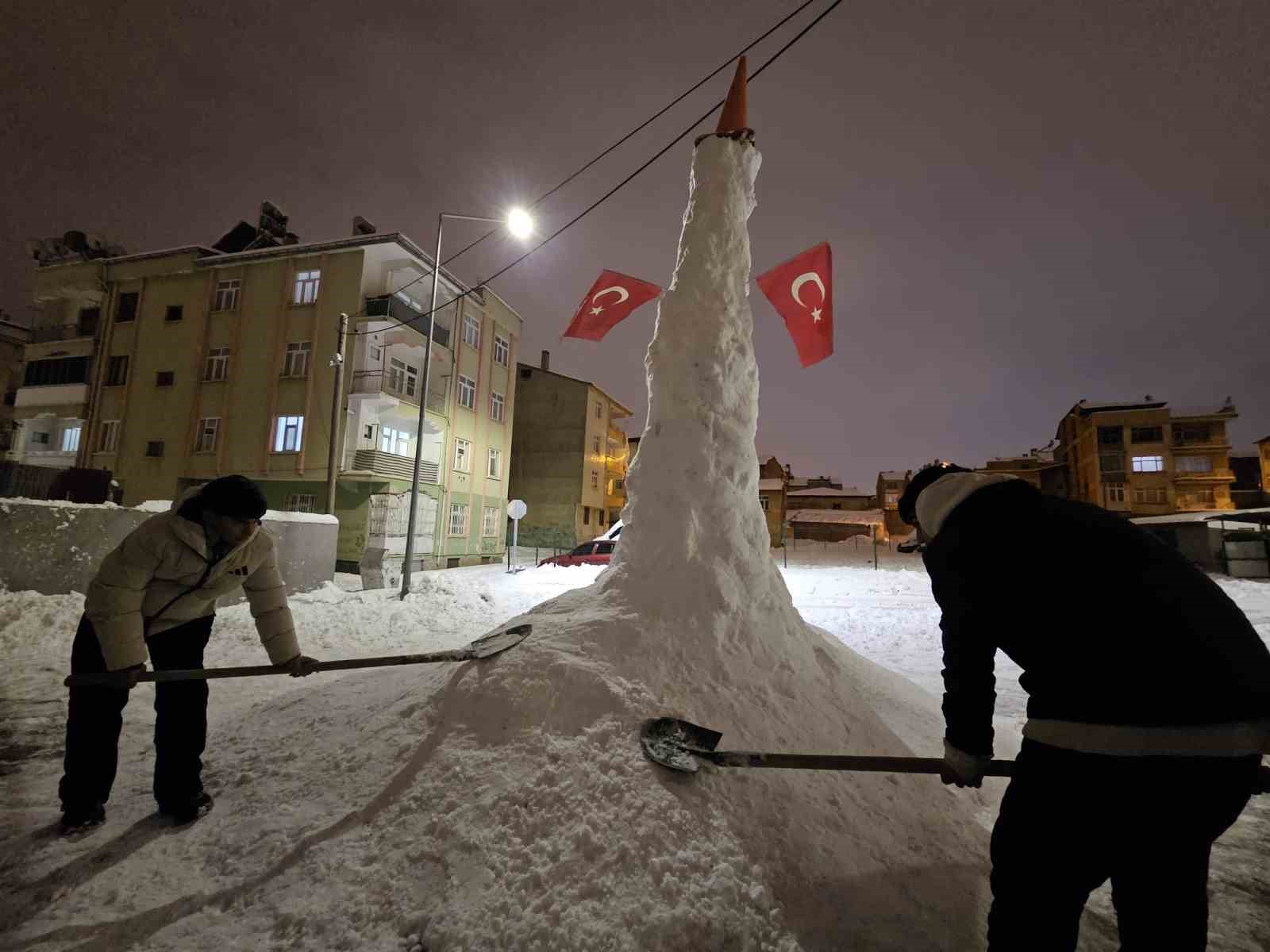 Elazığ’da dev kardan adam görenleri hayrete düşürdü
