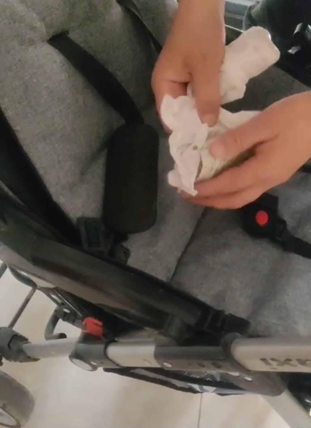 Elazığ’da dilencinin ‘bebek arabası’ hilesi zabıtaya takıldı
