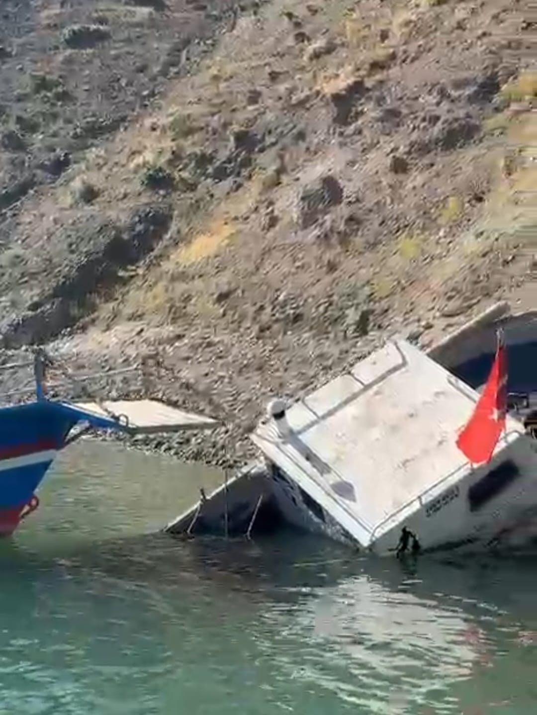 Elazığ’da fırtınaya dayanamayan tekne suya gömüldü
