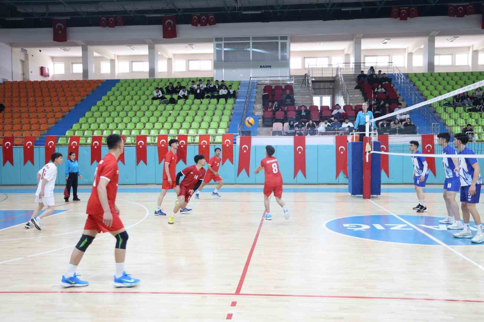 Elazığ’da genç erkekler voleybol grup birinciliği heyecanı başladı

