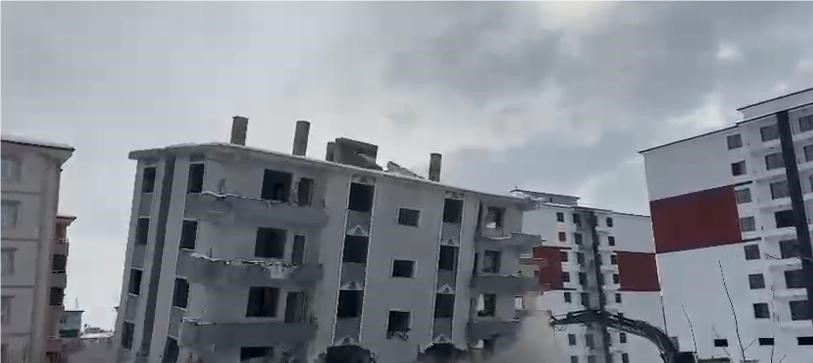 Elazığ’da hasarlı bina iş makinesiyle yıkıldı
