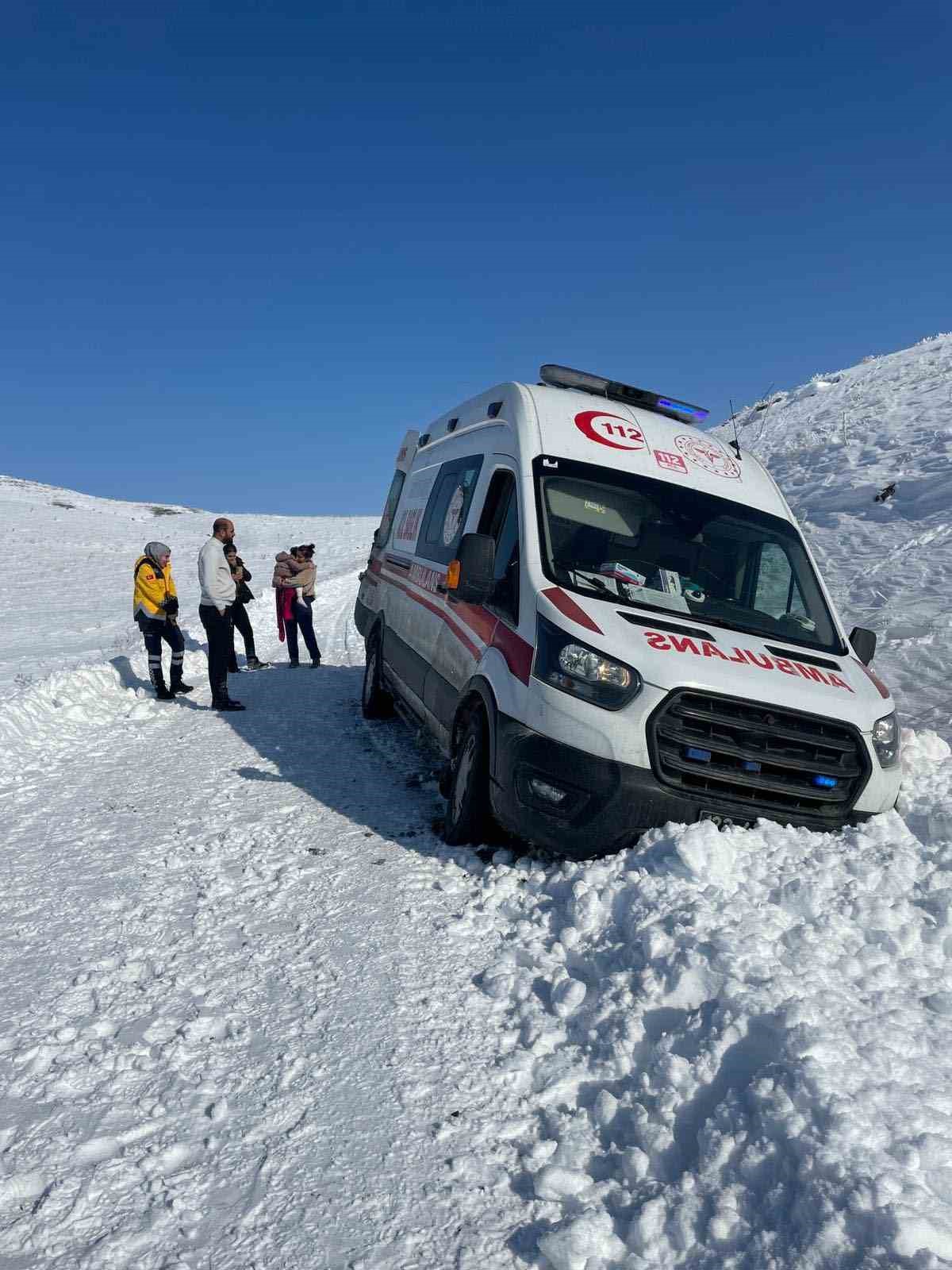 Elazığ’da hasta çocuk greyderle ambulansa ulaştırıldı
