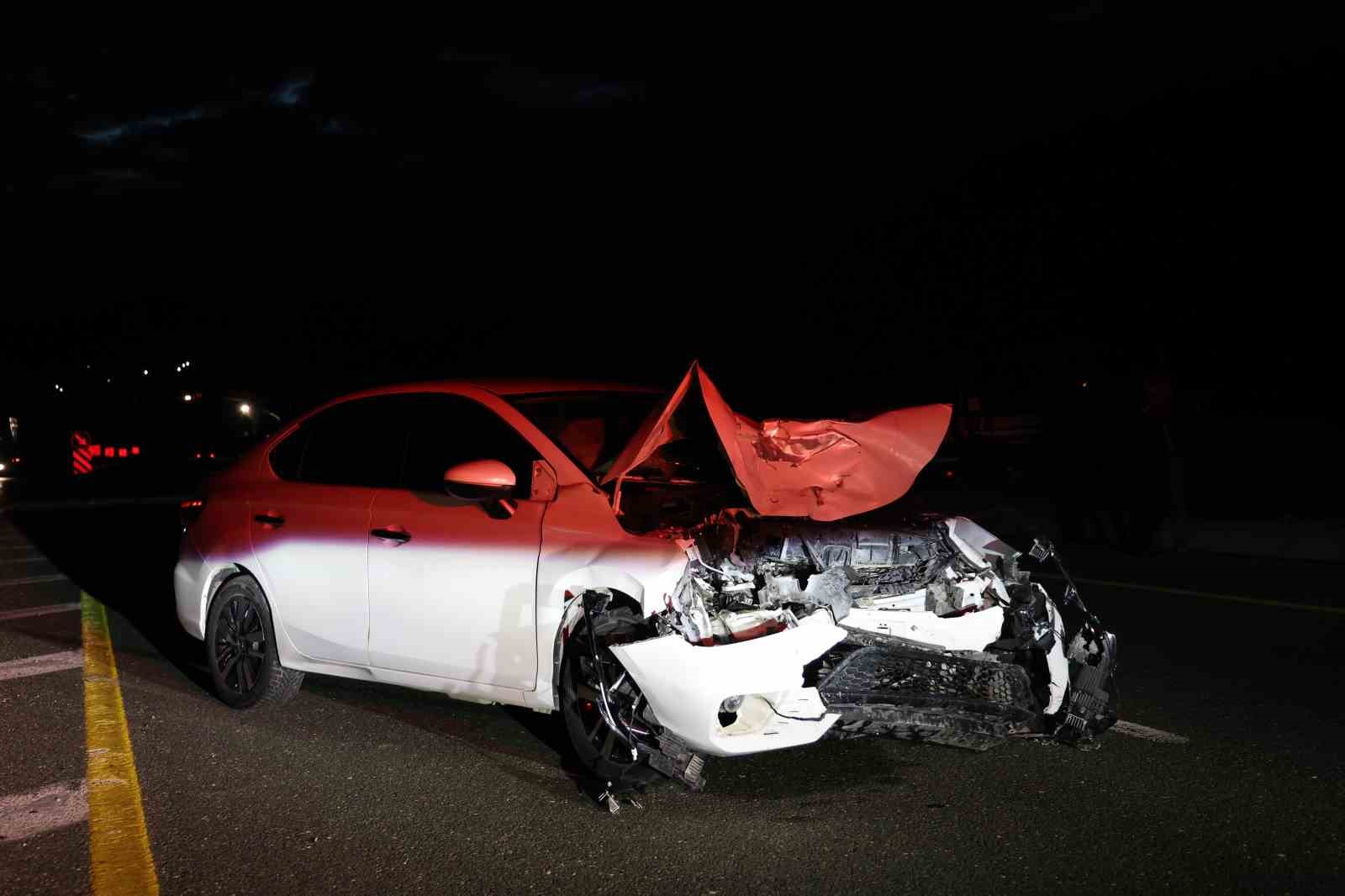 Elazığ’da iki otomobil çarpıştı: 1’i ağır 3 yaralı
