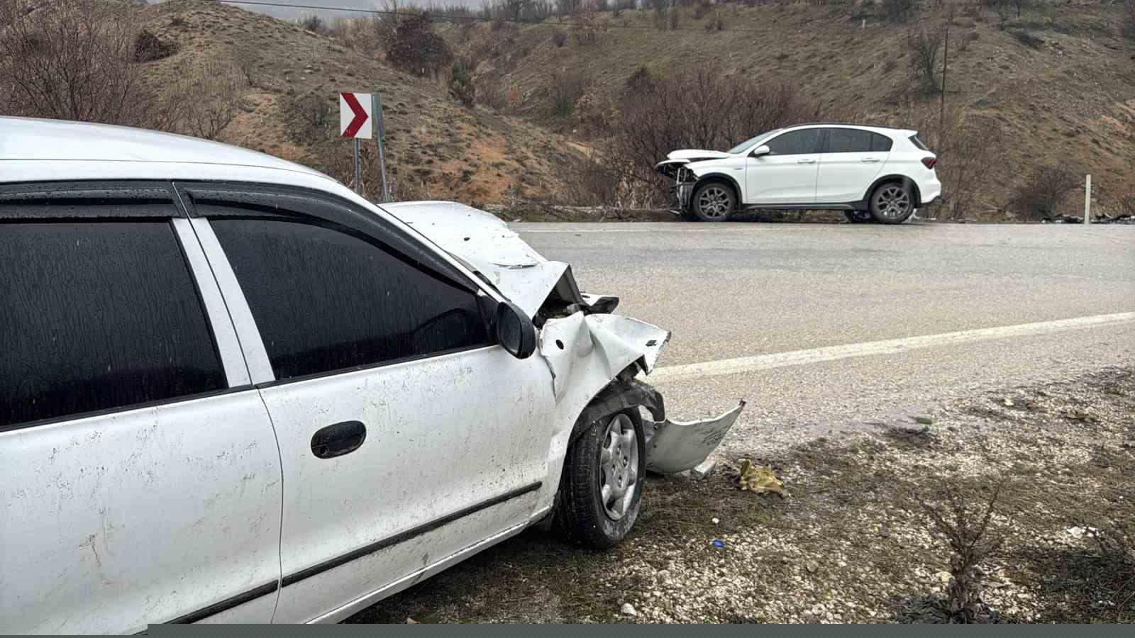 Elazığ’da iki otomobil çarpıştı: 9 yaralı
