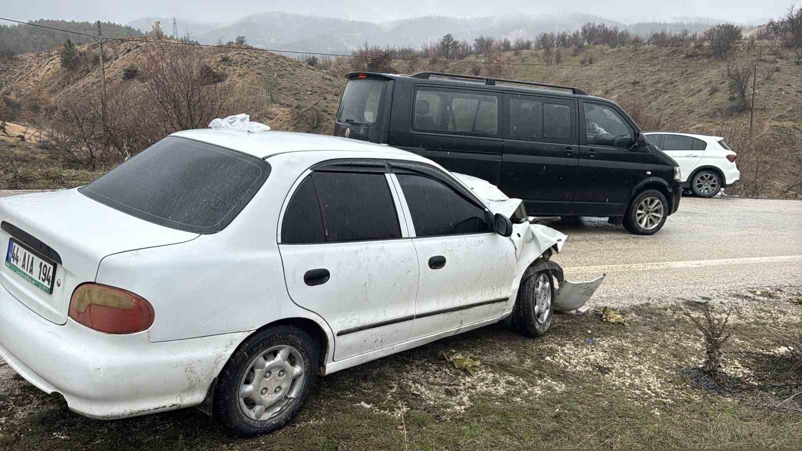 Elazığ’da iki otomobil çarpıştı: 9 yaralı
