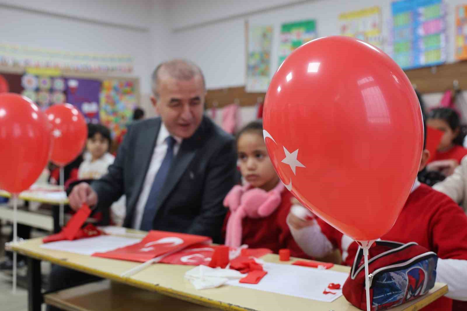 Elazığ’da ikinci dönemin ilk ders zili ‘Bayrak Sevgisi’ ile çaldı
