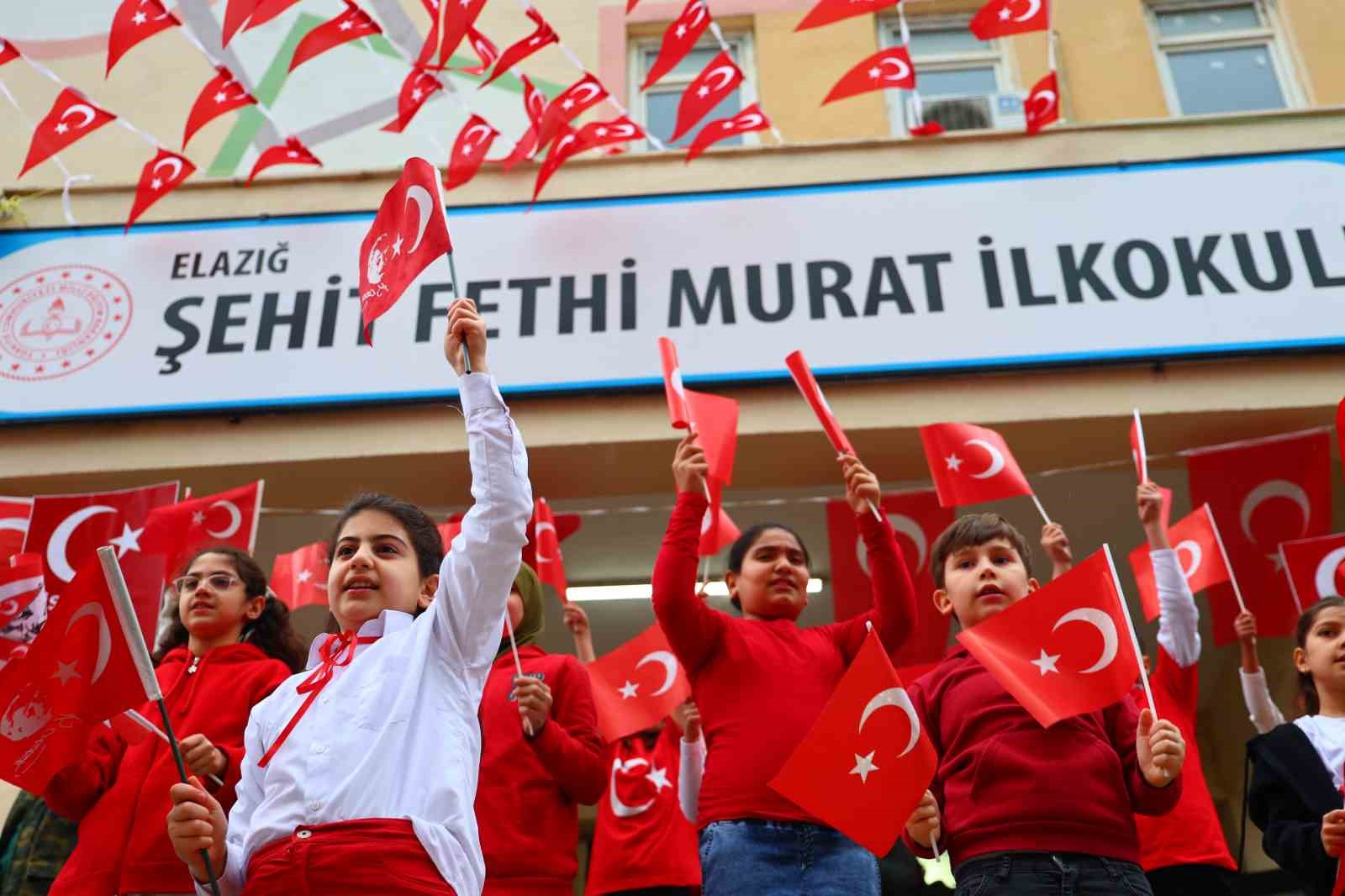 Elazığ’da ikinci dönemin ilk ders zili ‘Bayrak Sevgisi’ ile çaldı
