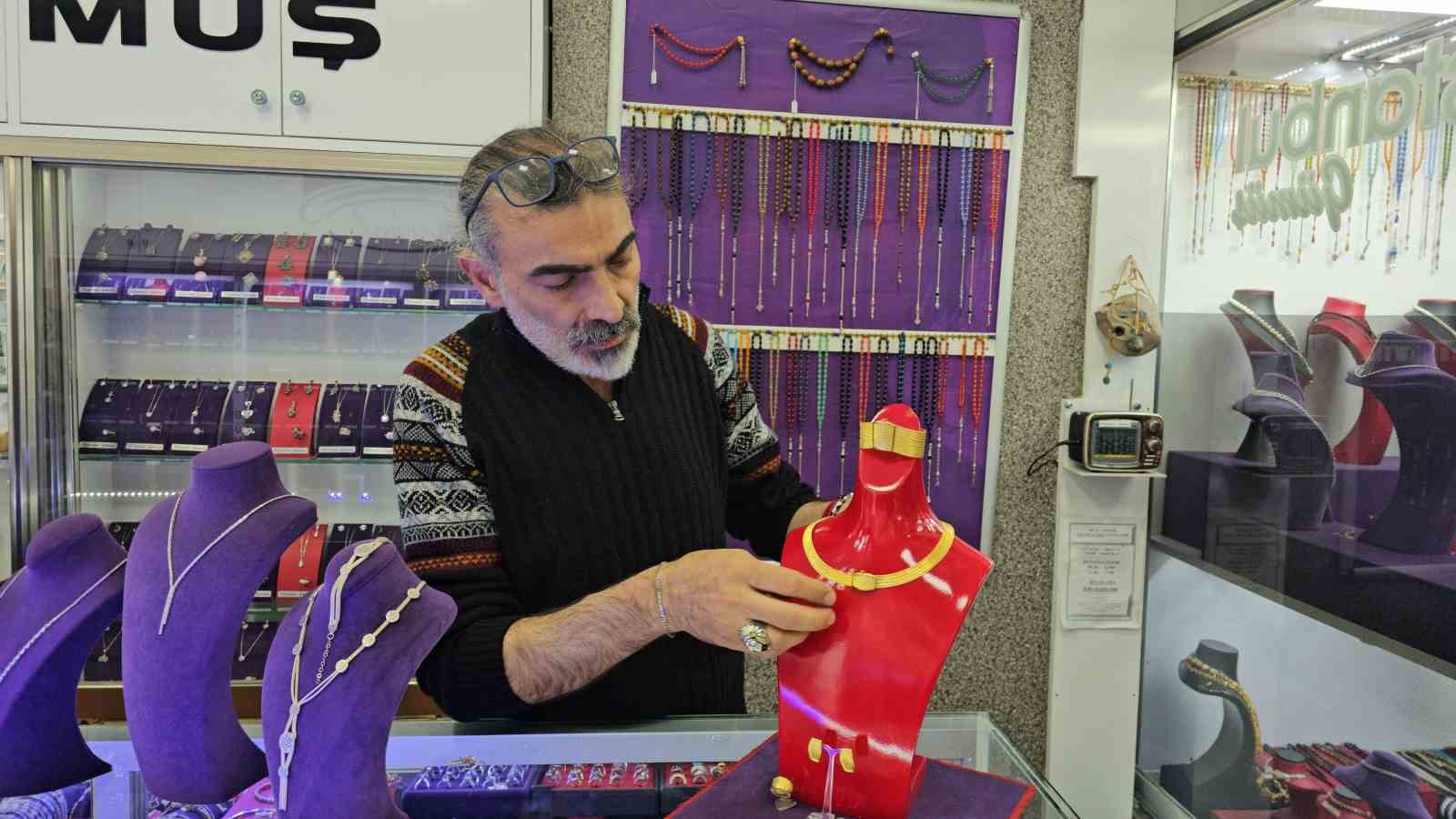 Elazığ’da ilk: Evlenecek çiftler için Trabzon hasırı altın kaplama gümüş setler görücüye çıktı
