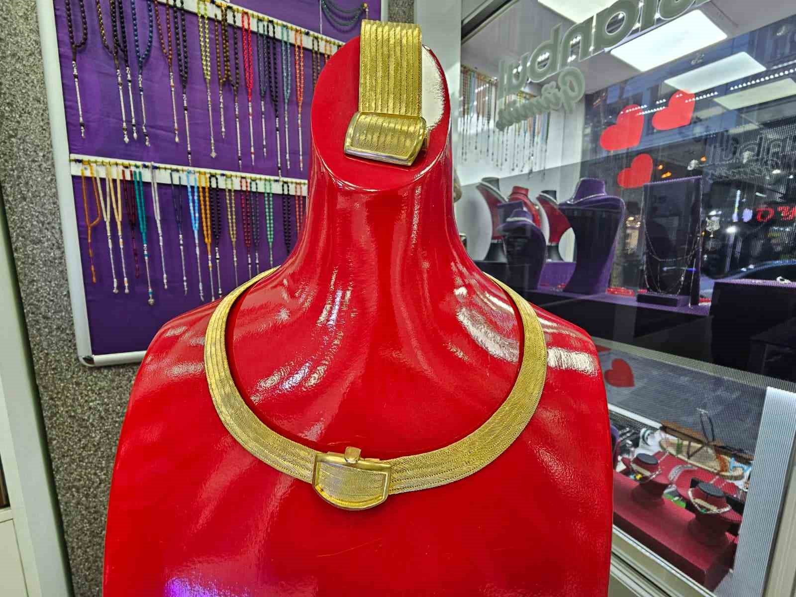 Elazığ’da ilk: Evlenecek çiftler için Trabzon hasırı altın kaplama gümüş setler görücüye çıktı
