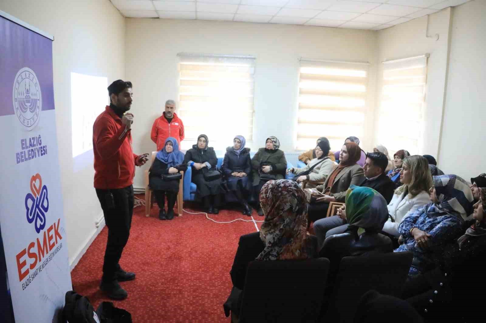 Elazığ’da kadınlara afet bilinci kazandırma eğitimi verildi
Elazığ’da kadınlara afet bilinci kazandırma eğitimi verildi