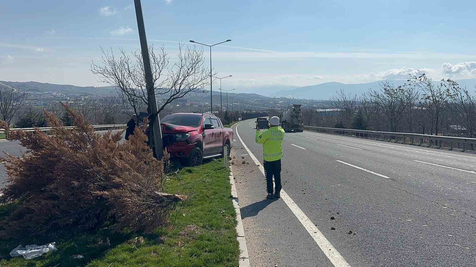 Elazığ’da kamyonet direğe çarptı: 1 yaralı
