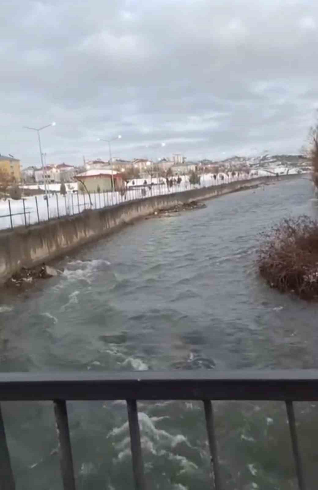 Elazığ’da kar suları eridi, dereler coştu
