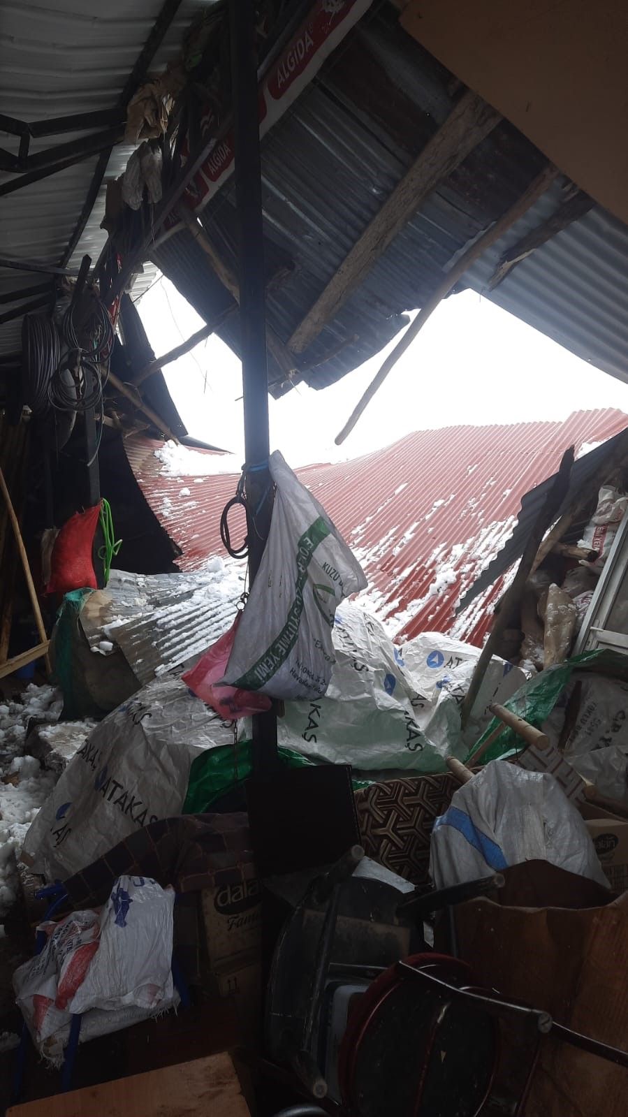 Elazığ’da kar ve fırtına köyün tek marketini kullanılamaz hale getirdi
