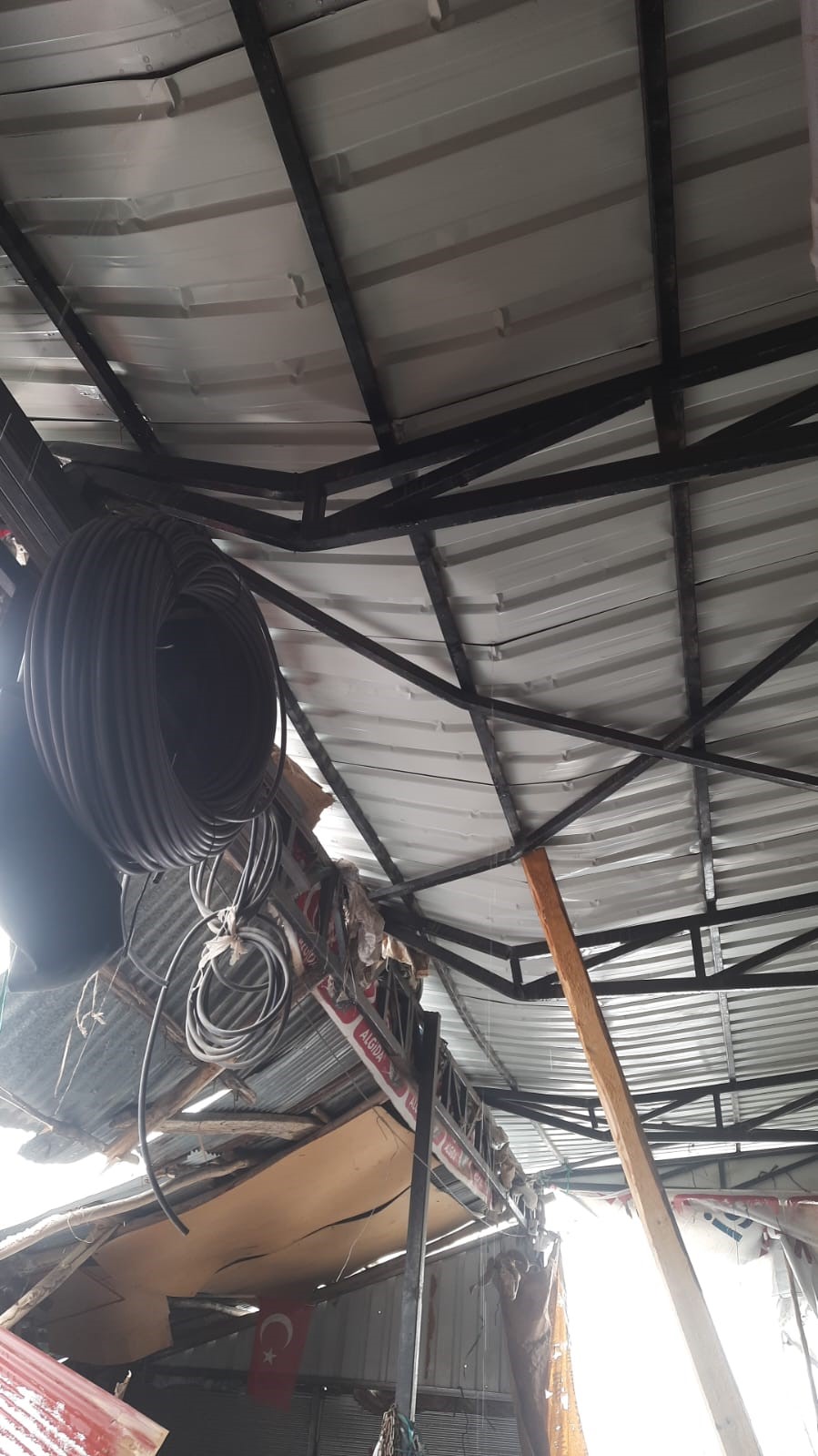 Elazığ’da kar ve fırtına köyün tek marketini kullanılamaz hale getirdi
