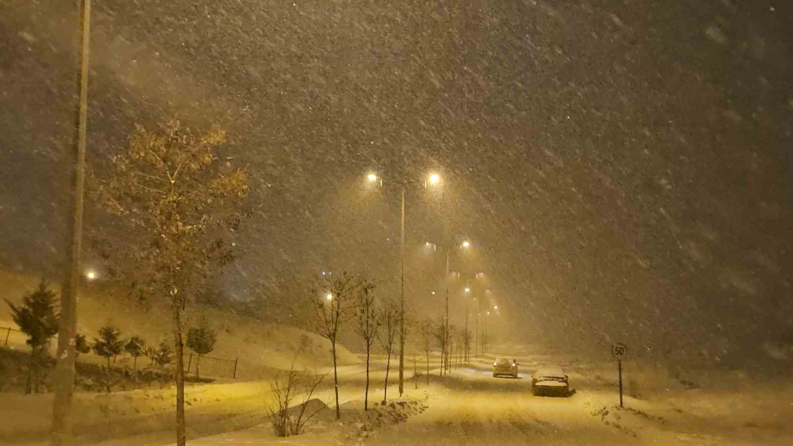 Elazığ’da kar yağışı etkisini sürdürüyor
