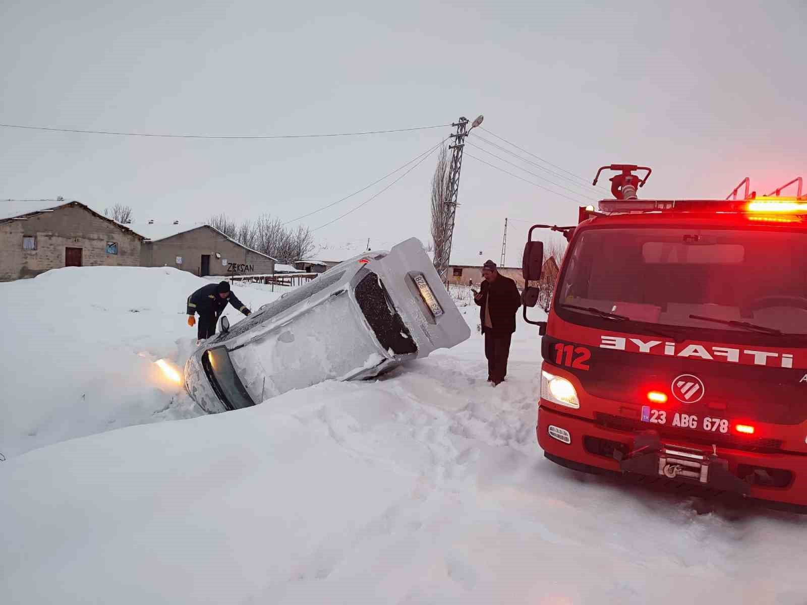 Elazığ’da karda kayan hafif ticari araç devrildi: 2 yaralı
