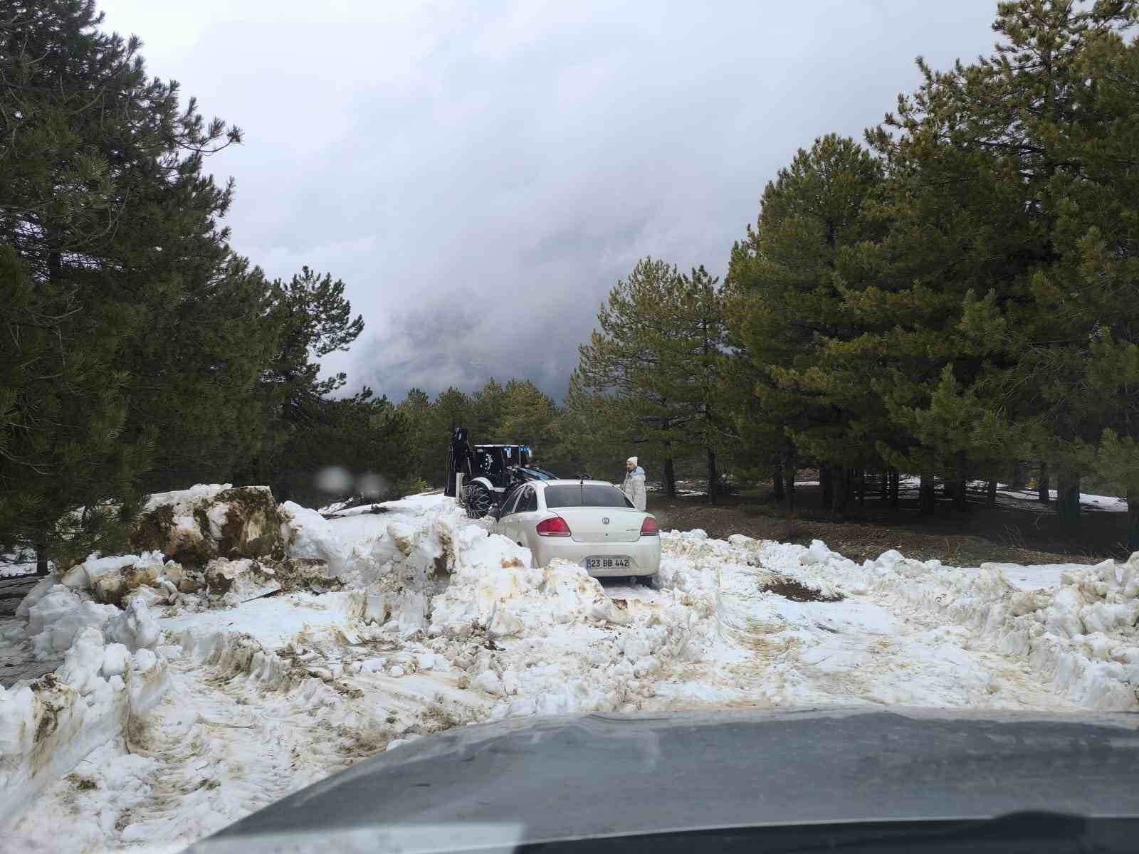 Elazığ’da karda mahsur kalan otomobil kurtarıldı
