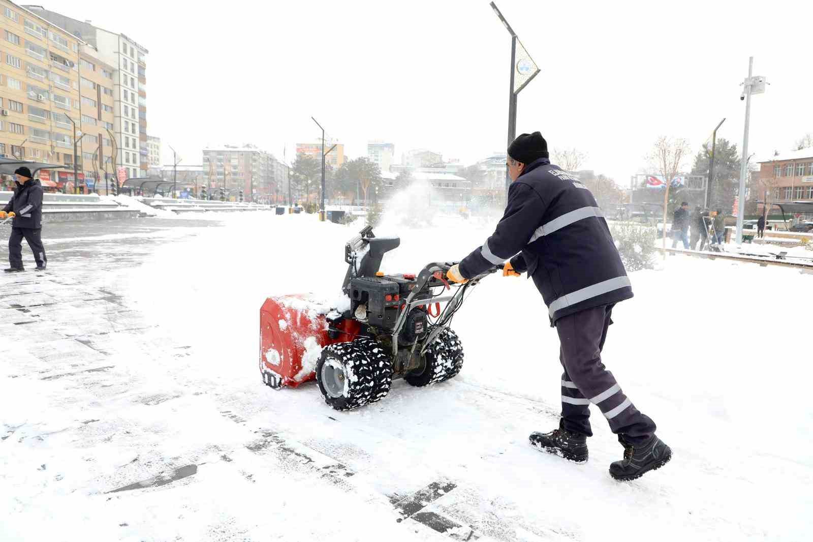 Elazığ’da karla mücadele çalışmaları sürüyor
