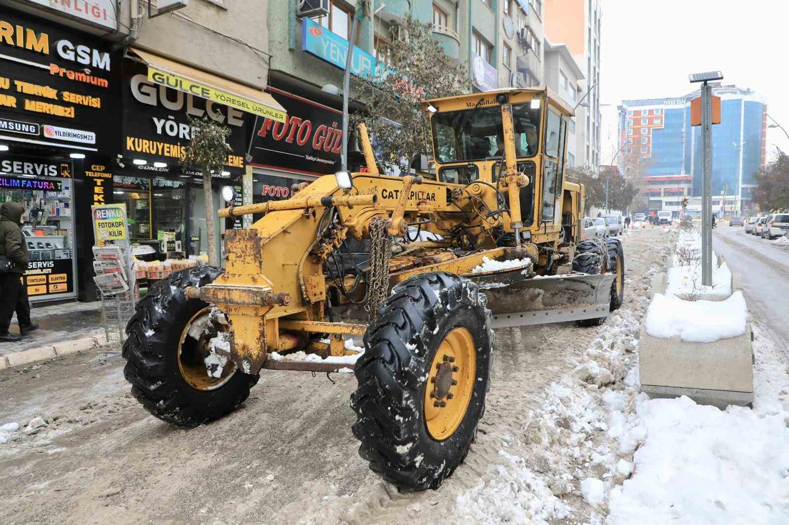 Elazığ’da karla mücadele çalışmaları sürüyor
