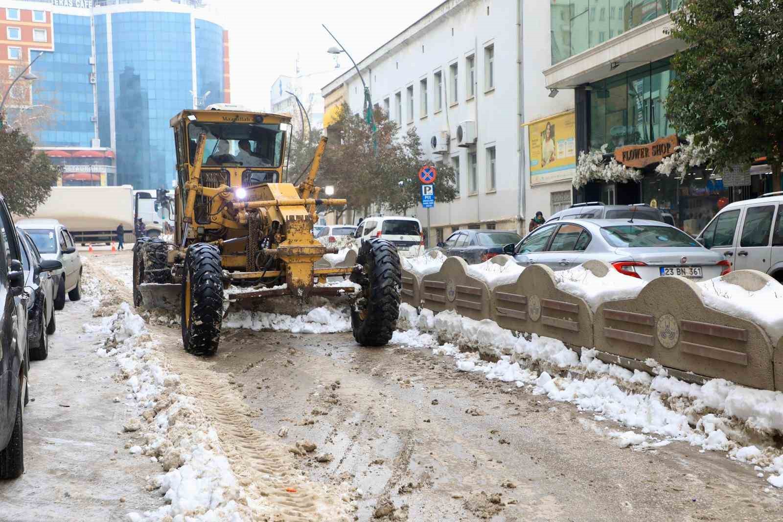 Elazığ’da karla mücadele çalışmaları sürüyor
