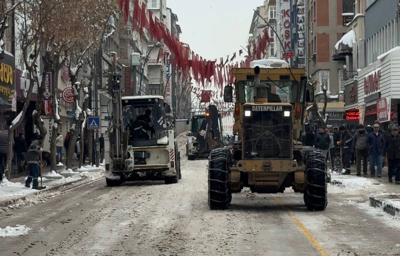Elazığ’da  karla mücadele ekipleri sahada
