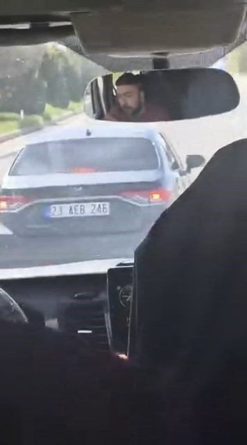 Elazığ’da maganda dehşeti: Otomobiliyle yolcu minibüsünü sıkıştırdı
