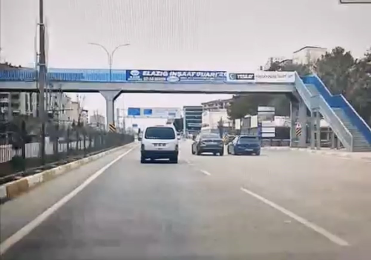 Elazığ’da makas atan araç kameralara yansıdı

