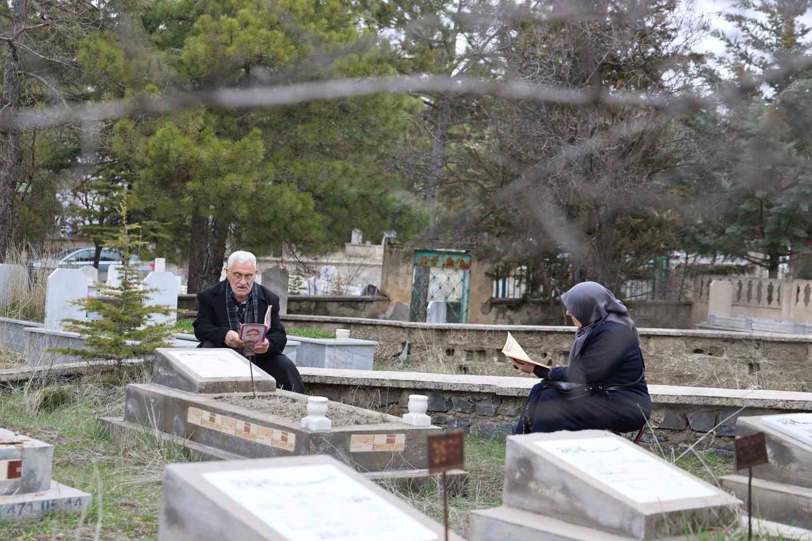 Elazığ’da mezarlıklarda ziyaretçi yoğunluğu
