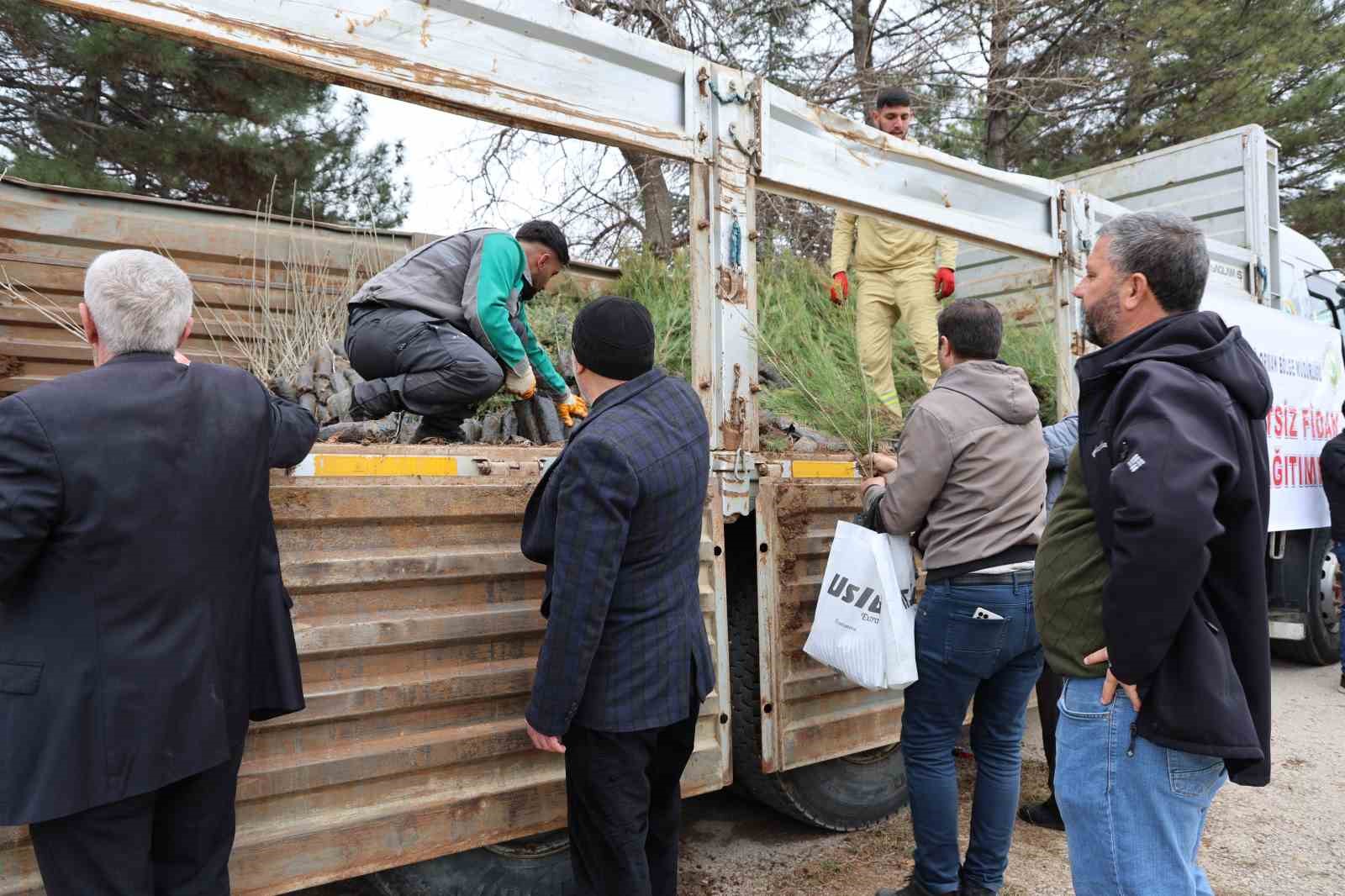 Elazığ’da mezarlıklarda ziyaretçi yoğunluğu
