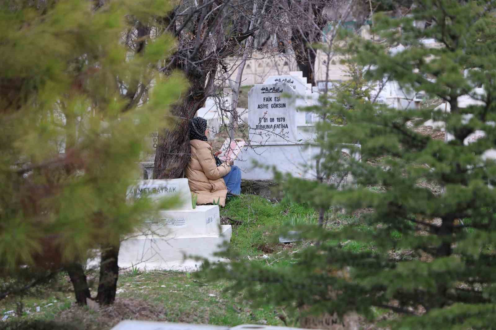 Elazığ’da mezarlıklarda ziyaretçi yoğunluğu
