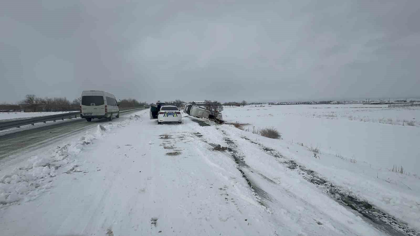 Elazığ’da minibüs şarampole devrildi: 9 yaralı
