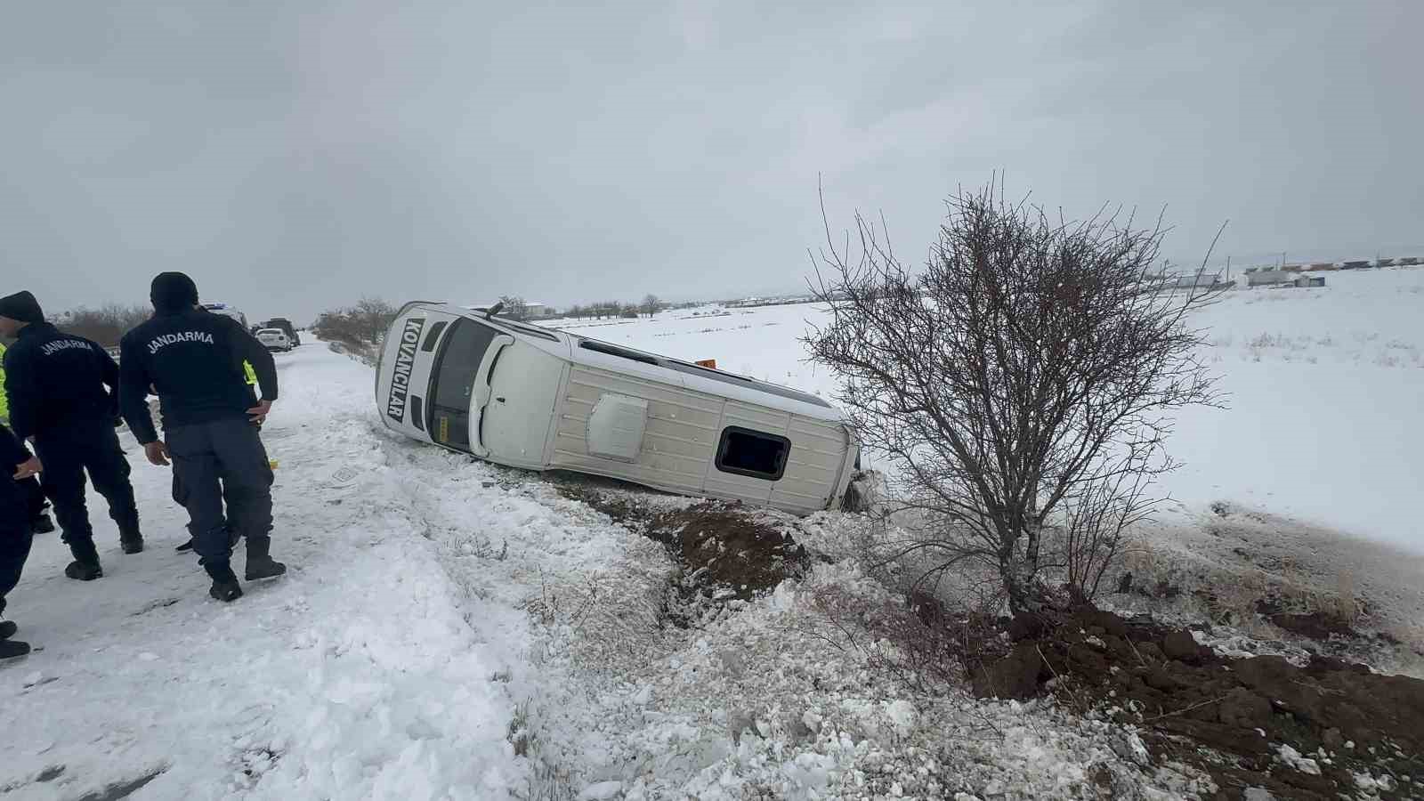 Elazığ’da minibüs şarampole devrildi: 9 yaralı
