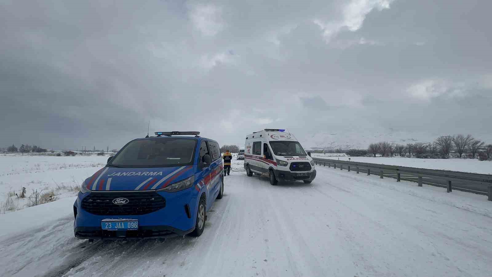 Elazığ’da minibüs şarampole devrildi: 9 yaralı
