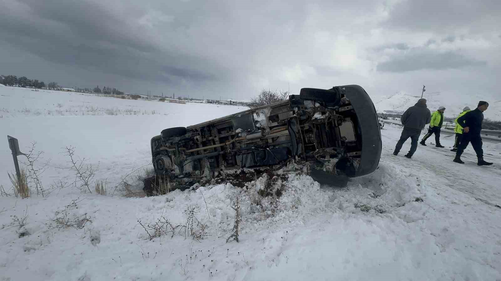 Elazığ’da minibüs şarampole devrildi: 9 yaralı
