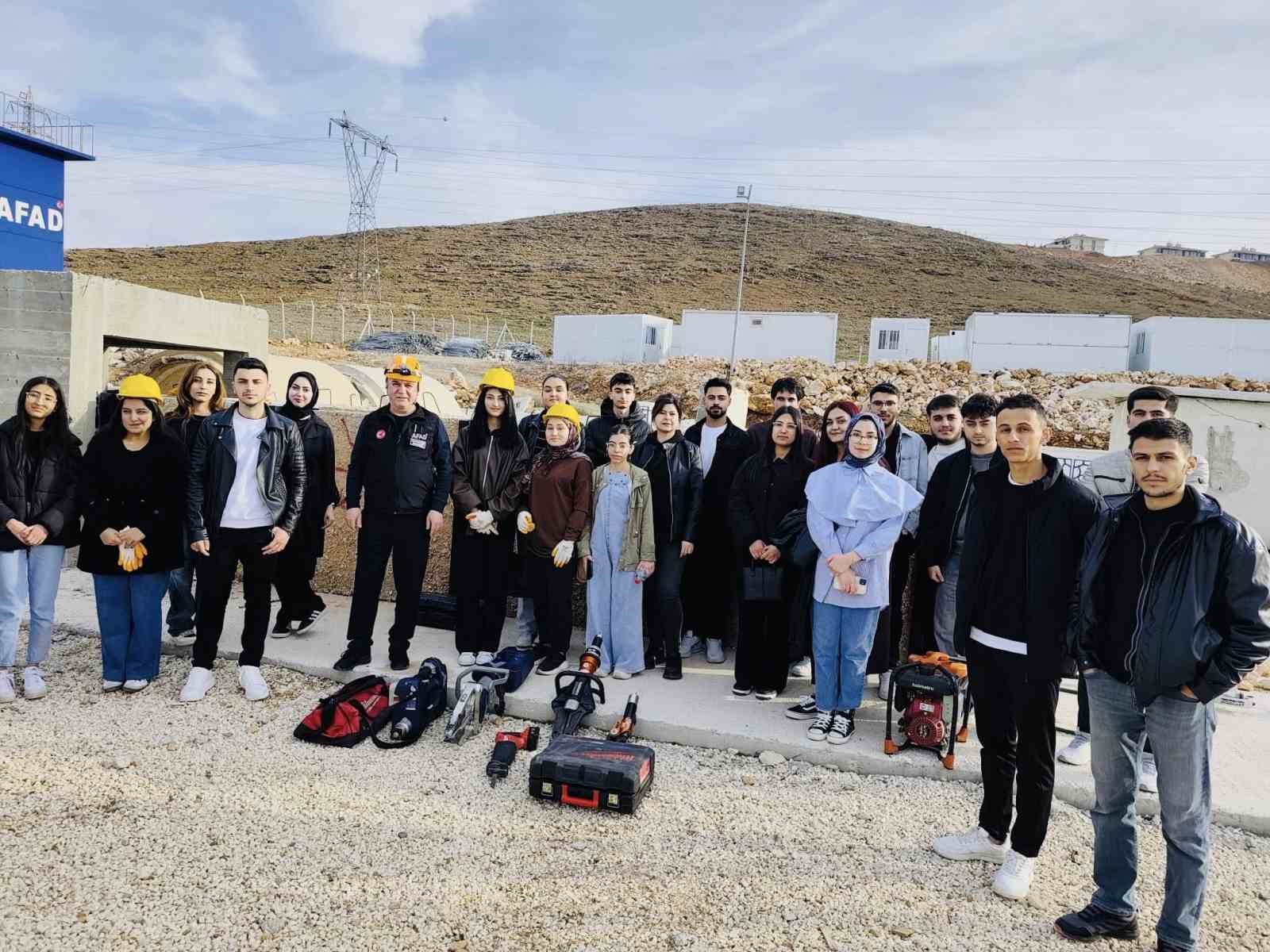 Elazığ’da öğrencilere temel arama ve kurtarma eğitimi verildi
