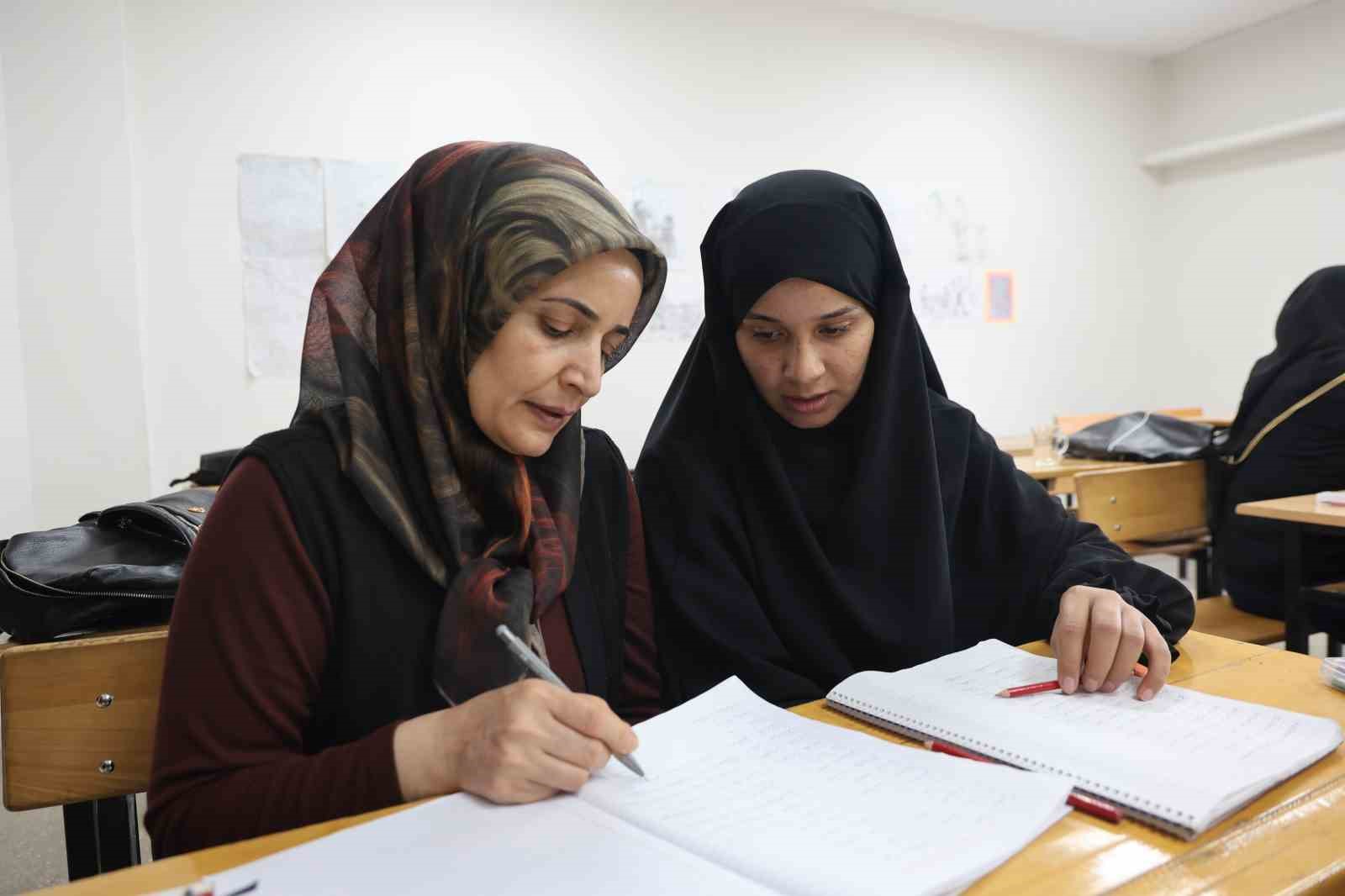 Elazığ’da okuma-yazma kursuna yoğun ilgi
