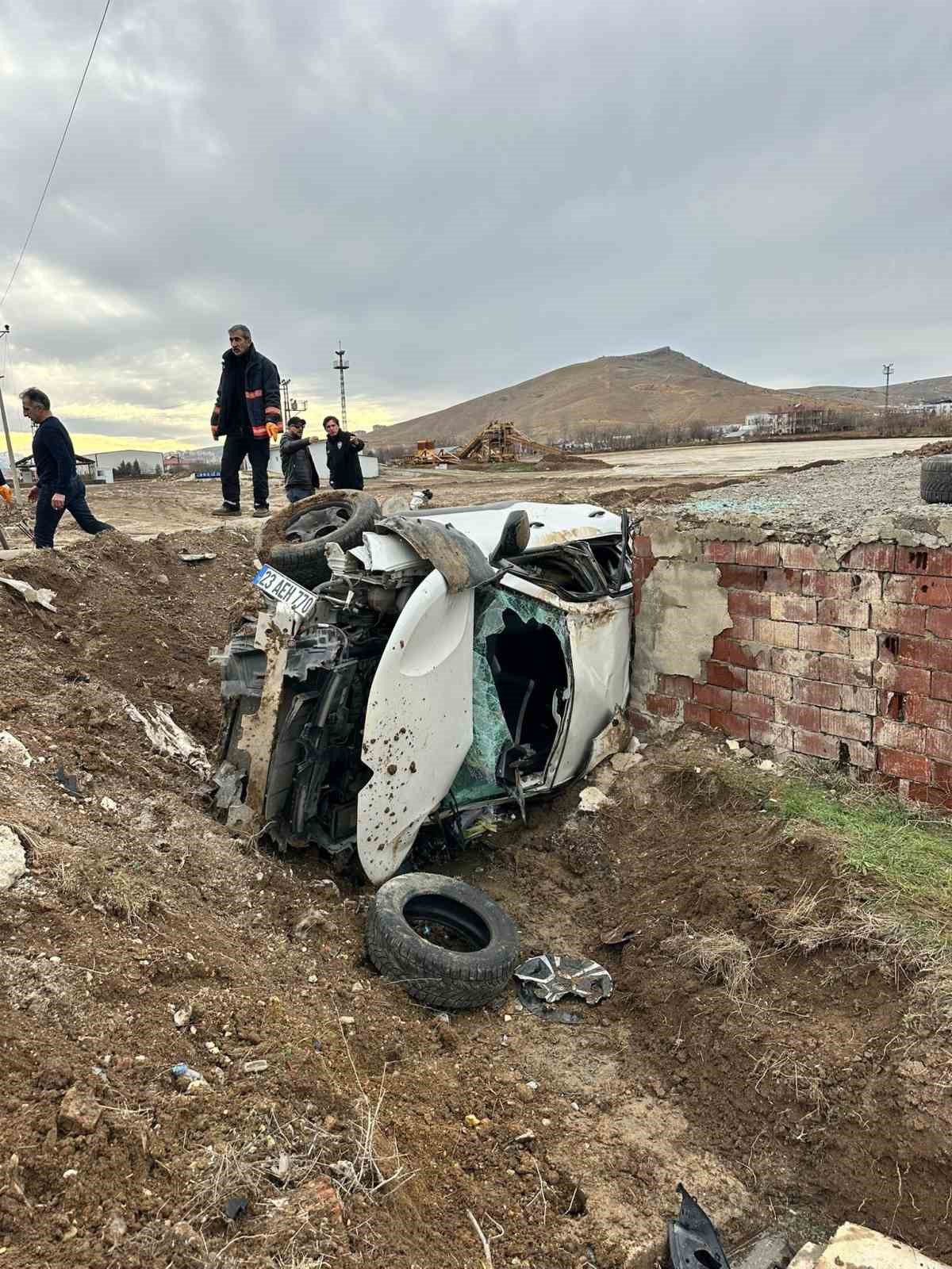Elazığ’da otomobil aydınlatma direğine çarptı: 2 yaralı

