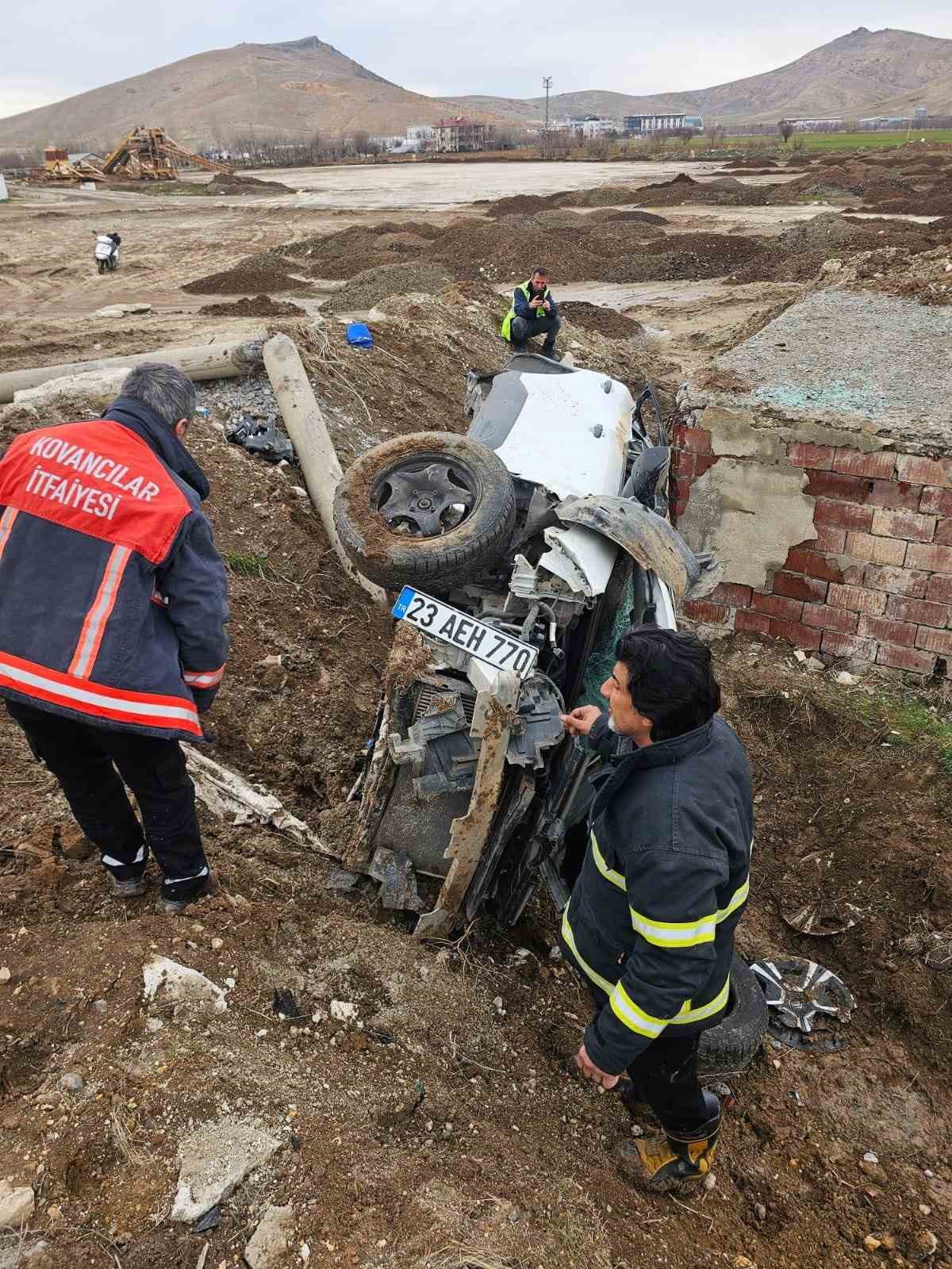 Elazığ’da otomobil aydınlatma direğine çarptı: 2 yaralı
