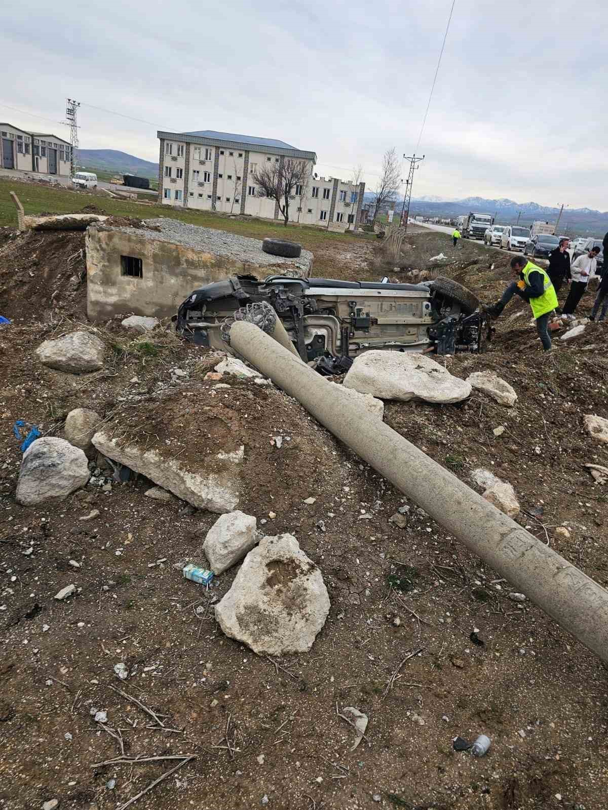 Elazığ’da otomobil aydınlatma direğine çarptı: 2 yaralı

