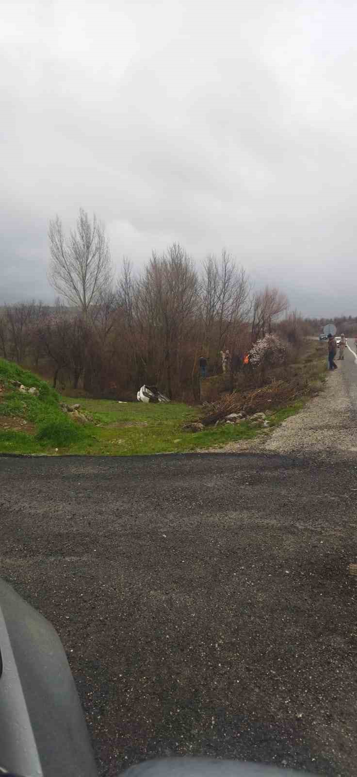 Elazığ’da otomobil dereye uçtu: 3 yaralı
