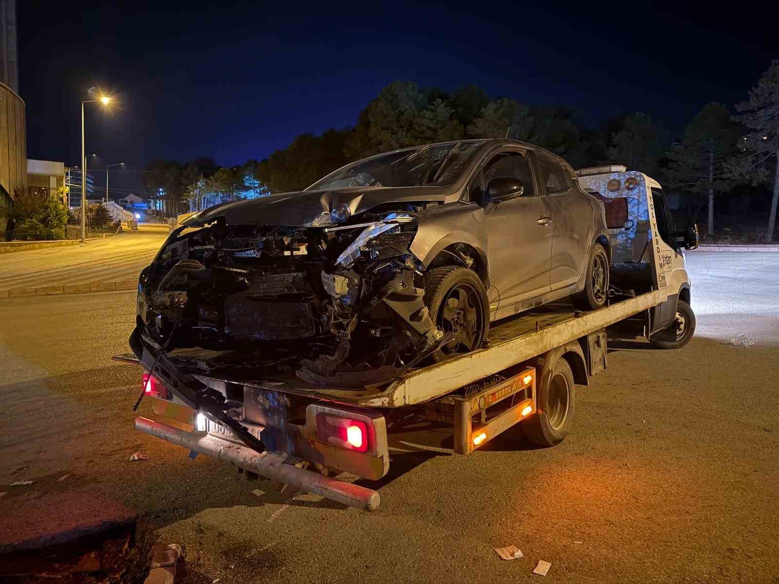 Elazığ’da otomobil istinat duvarına çarptı: 1 yaralı
