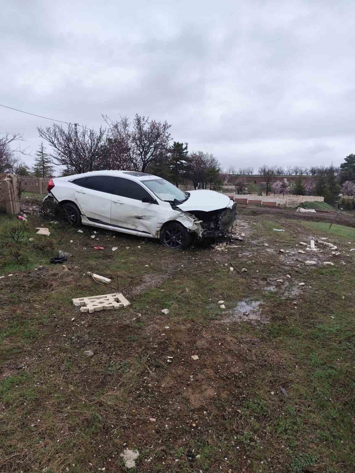 Elazığ’da otomobil mezarlığa girdi: 2 yaralı
