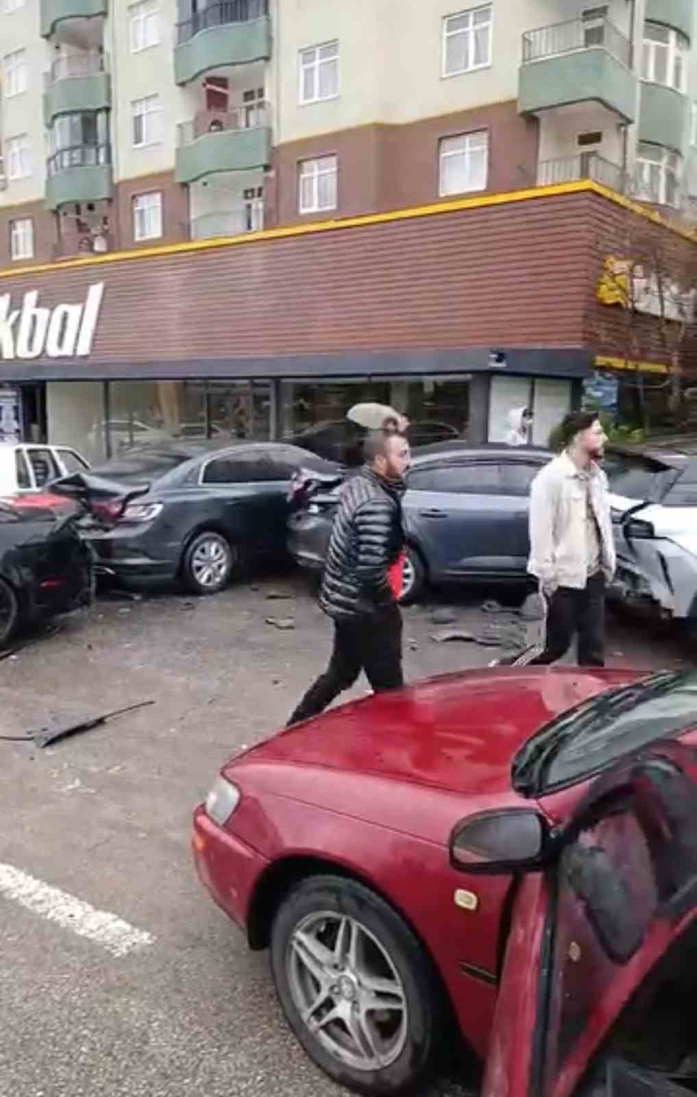 Elazığ’da otomobil park halindeki 4 araca çarptı
