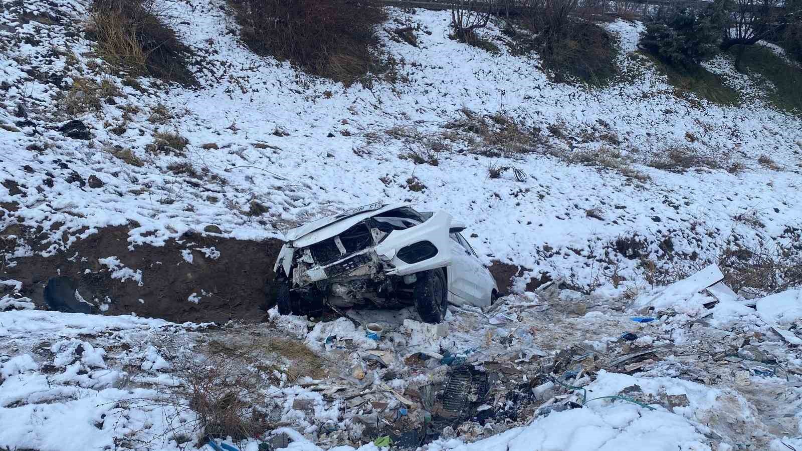 Elazığ’da otomobil şarampole uçtu: 2 yaralı
