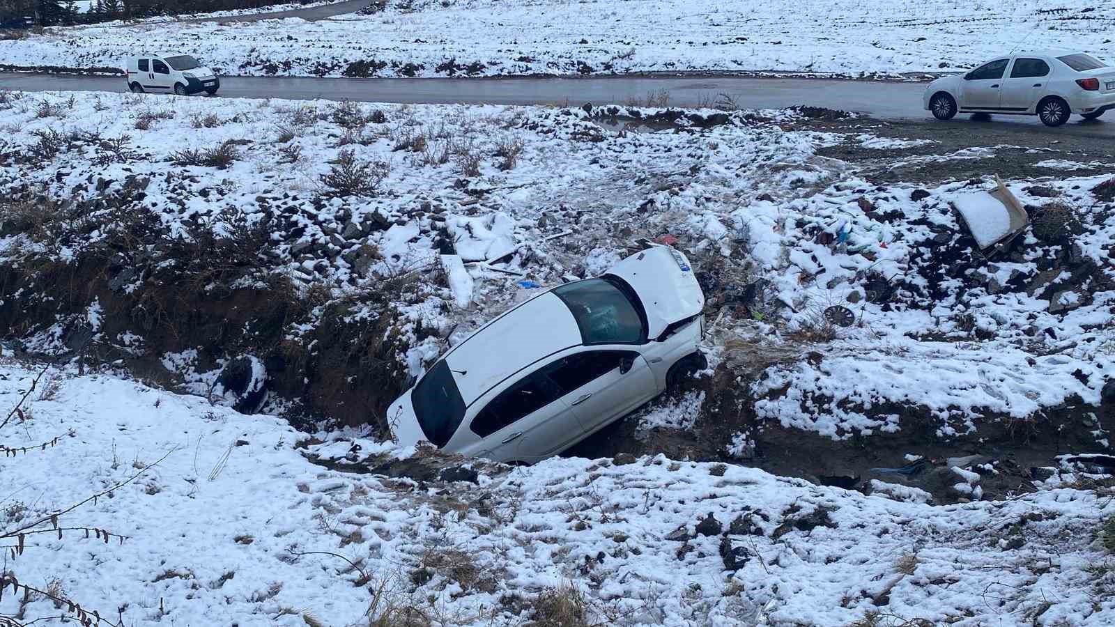 Elazığ’da otomobil şarampole uçtu: 2 yaralı

