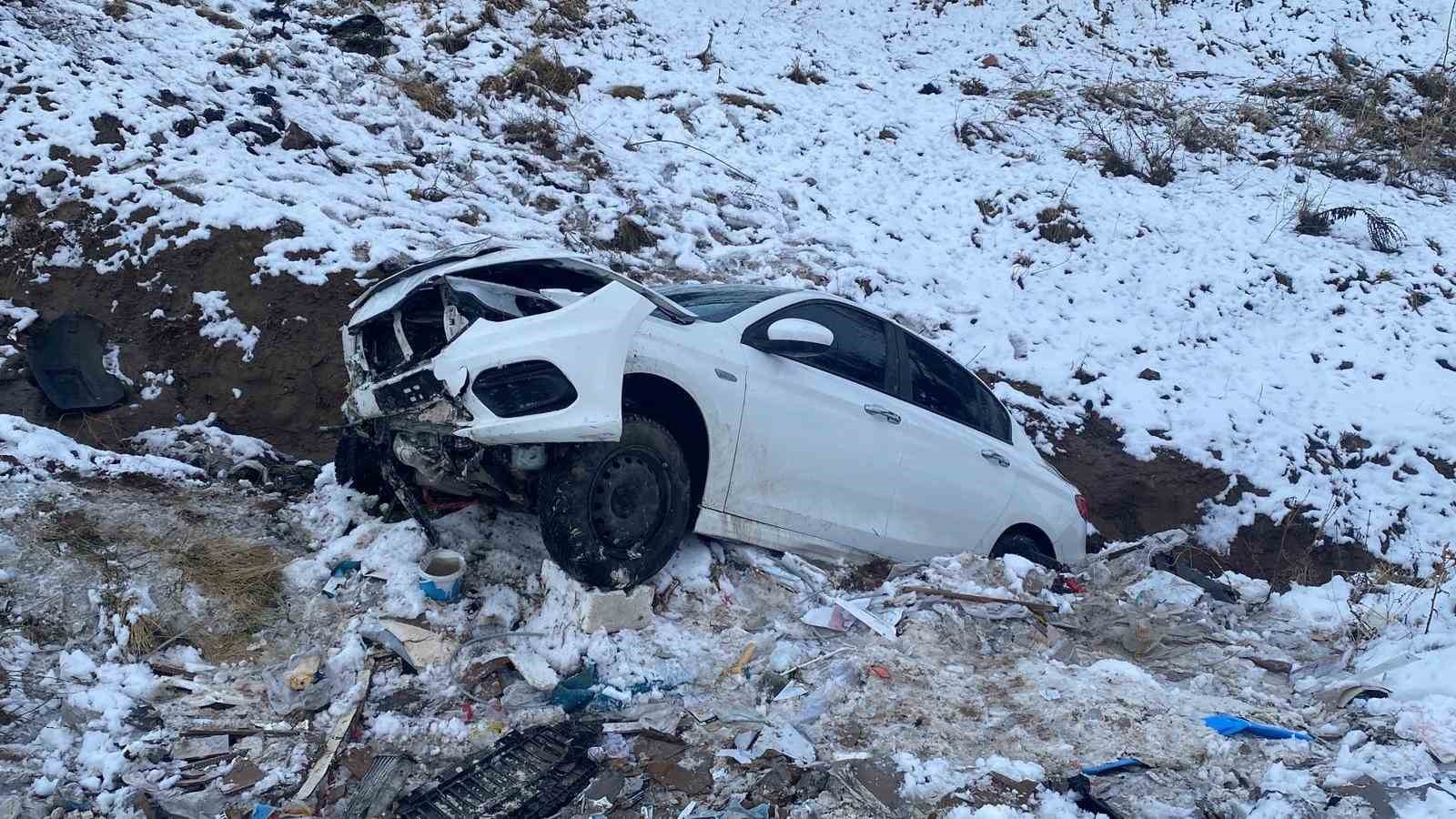 Elazığ’da otomobil şarampole uçtu: 2 yaralı
