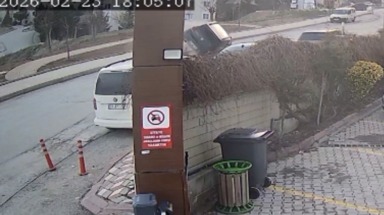 Elazığ’da otomobilin ters döndüğü kazanın görüntüleri ortaya çıktı
